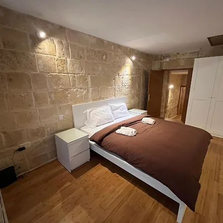 With 2 Beds דירה ואלטה